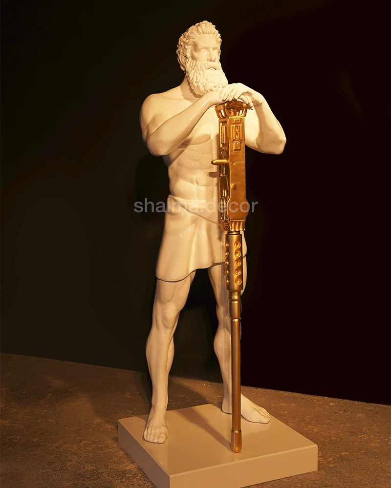 مجسمه کنارسالنی زئوس ایستاده